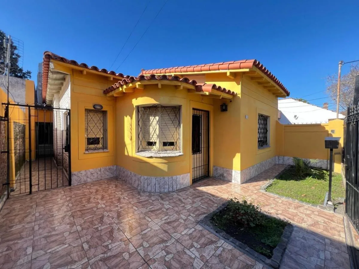 Se Escuchan Ofertas: Casa 3 Amb con Cochera Descubierta y Parque. Apto Credito! Muy Buena Ubicacion: