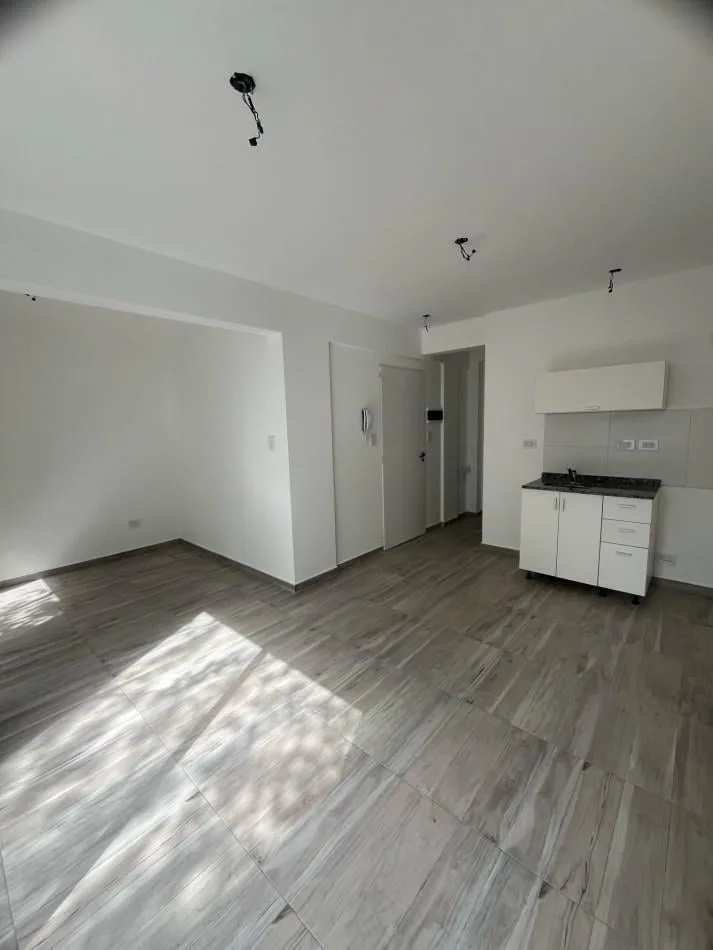 Dpto Amb y Medio a Estrenar Pb, Fondo con Patio y Cochera. Ubicado en Gorriti 717, Lomas de Zamora