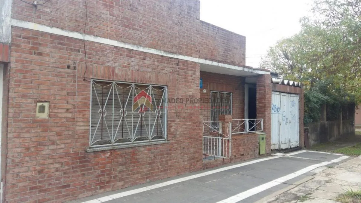 Casa 3 Amb con Patio y Dpto Al Fondo. Apto Credito. Ubicada en Maria Curie 84 Lomas de Zamora