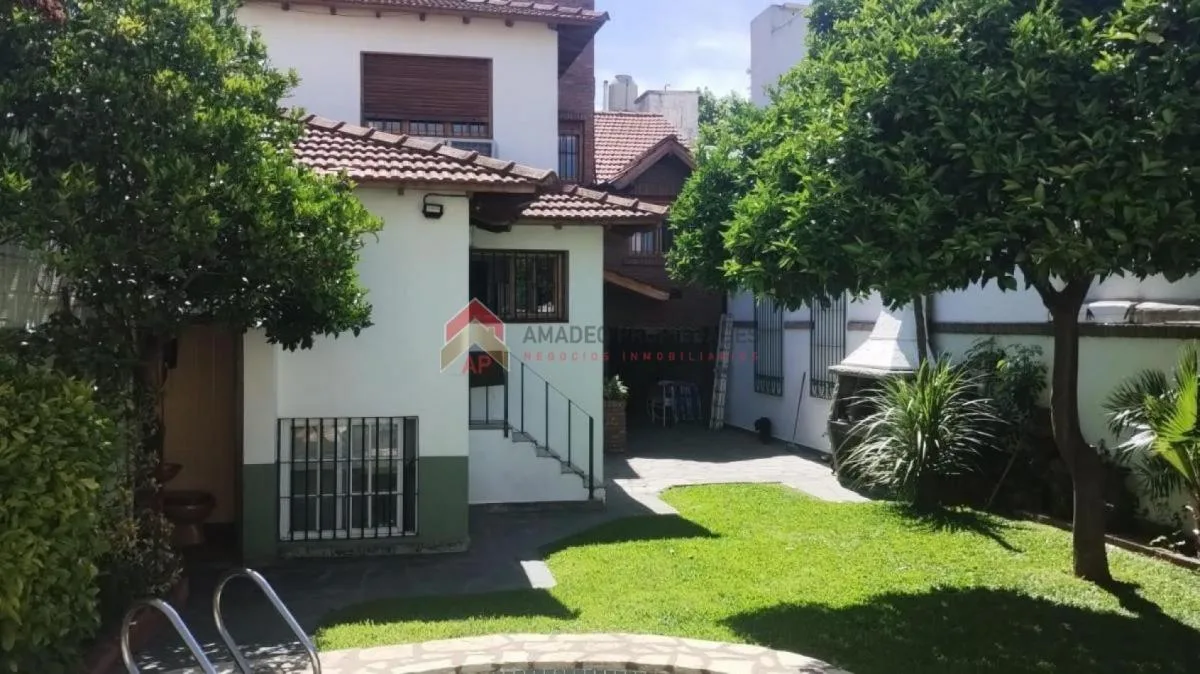 Chalet 6 Amb con Parque, Pileta y Garage, Ubicado en Acevedo 1300 Banfield