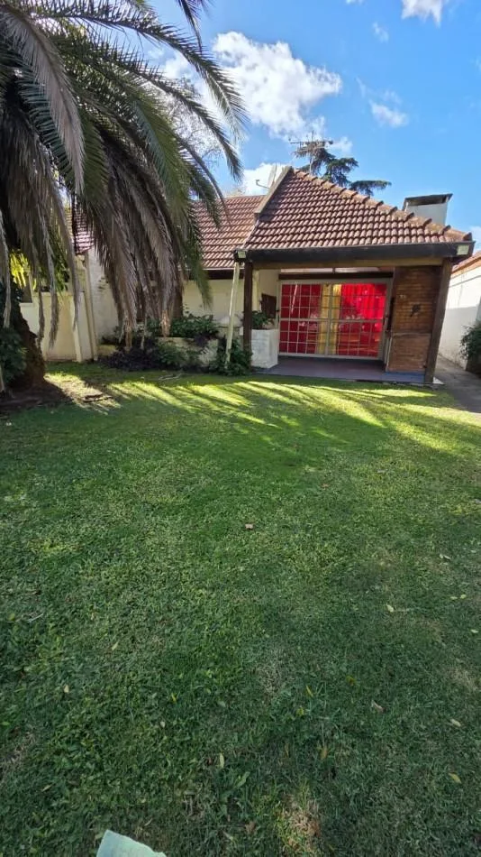 Casa 3 Amb con Jardin y Galeria Semi Cubierta con Parrilla con Posibilidad de Financiacion. Ubicado