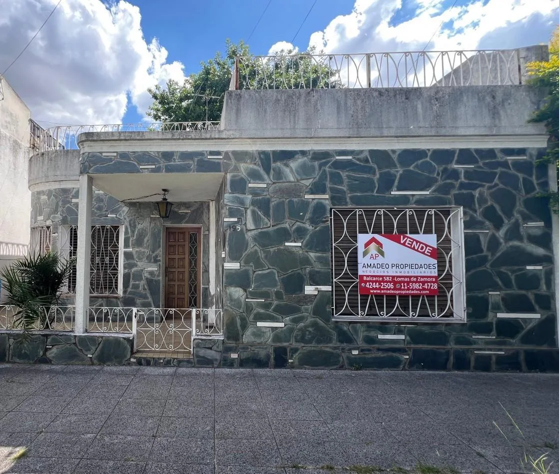 Casa 4 Amb con Patio y Terraza. Ubicada en Carlos Casares 195 Temperley