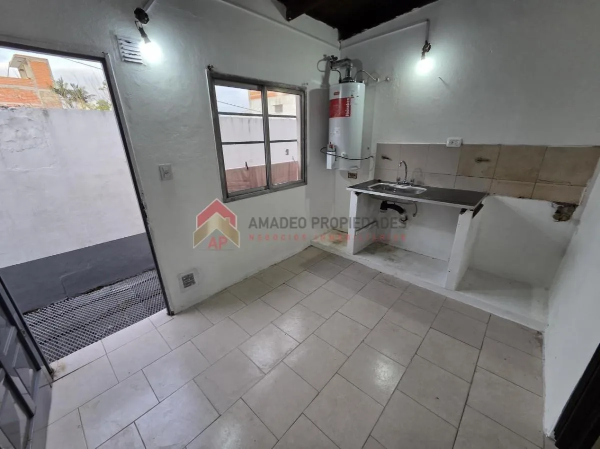 Dpto PH 2 Amb 1° Piso, Ubicado en Av Rivadavia 2368, Lanus