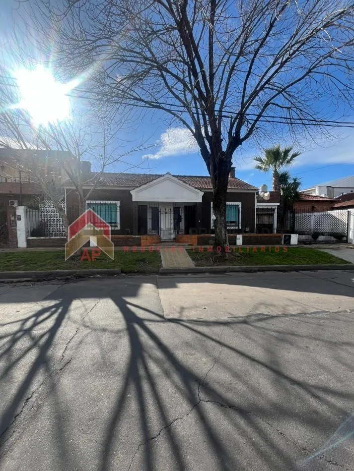 Hermosa Casa 3 Amb con Patio, Espacio Verde, Lavadero, Cochera Para Dos Autos y Terraza. Excelente U