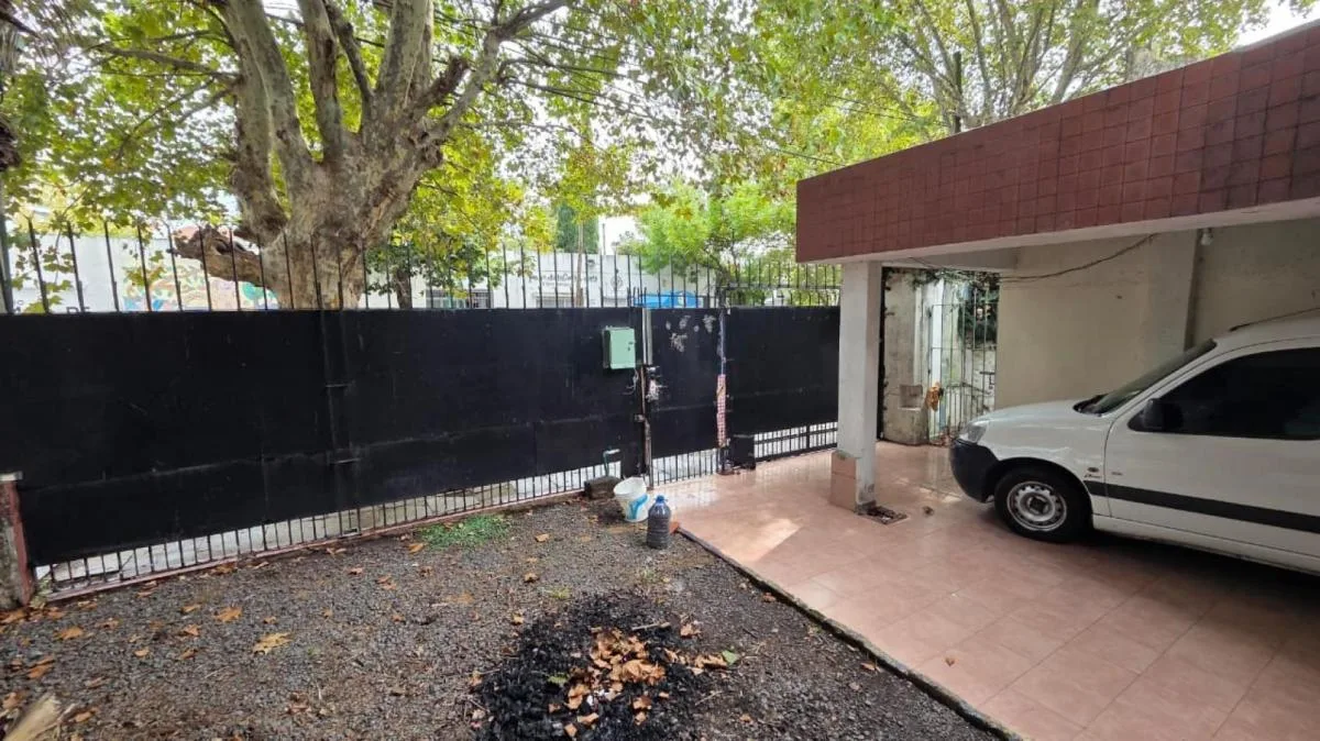 Amplio PH Al Frente Tipo Casa Totalmente Independiente de 4 Amb con Patio, Cochera y Terraza. Excele