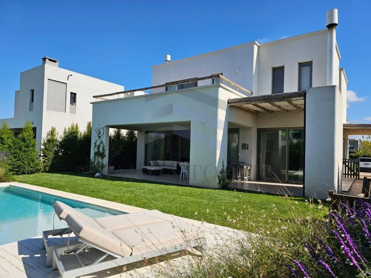 Casa de Diseño en Venta con Pileta, Araucarias, Puertos del Lago, Escobar.