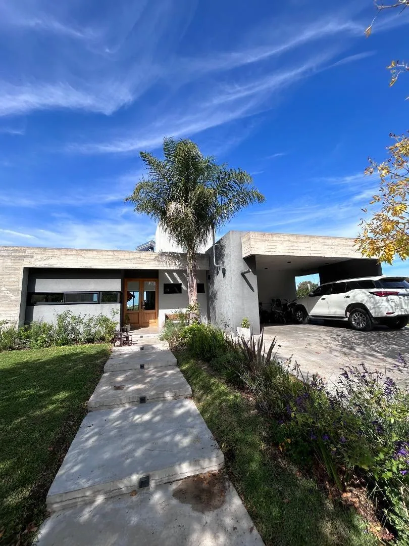 Casa en Una Planta con Vista Al Golf y Al Lago